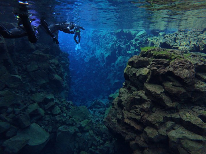 【冰島】史費拉Silfra｜Thingvellir板塊裂縫。冰川融水2°C浮潛體驗