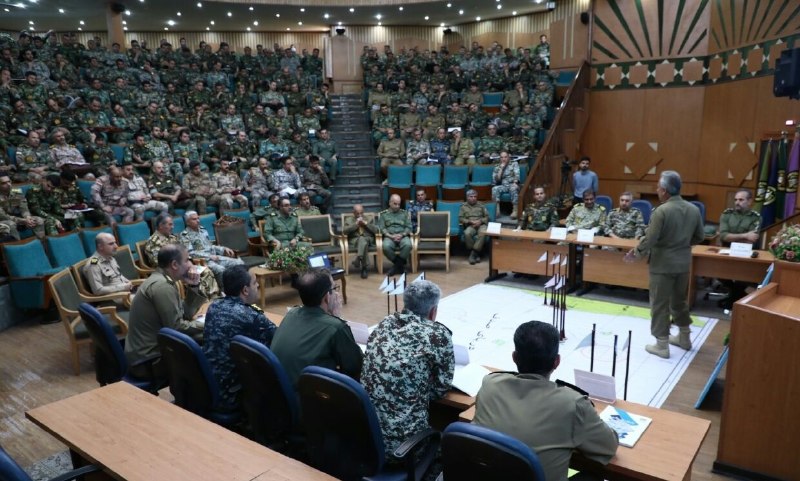 عصر ایران: برگزاری رزمایش مقابله با جنگ ترکیبی در دافوس ارتش🔹فرمانده دانشگاه فرماندهی و ستاد ارتش از برگزاری رزمایش روی نقشه عملیات