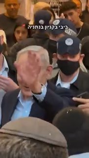 🔴בנימין נתניהו עסוק במערכת הבחירות ובקרב קהל אנשים