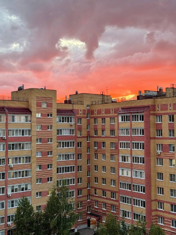 У нас какой-то нереальный закат сегодня Люблю нашу квартиру за возможность наблюдать подобную красоту. Лишь бы поле впереди быстро не застраивали, ... - изображение 3 - закат, нас, возможность