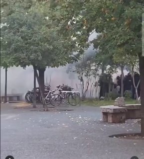 שוטר עלה באש לאחר שנפגע מבקבוק תבערה מוקדם יותר היום