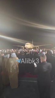 סצנות מהטקס לקבלת הגוף הטהור של מנהיג המהפכה בשדה התעופה נג'ף.