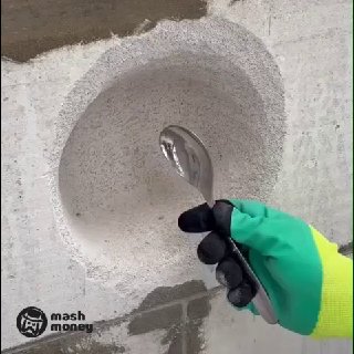 Россияне копают ямы, стучат по стенке ложкой и режут провода — всё ради денег и подписоты.Это челлендж "Один подписчик = одно действие". На особом хайпе аккаунт, где автор бьёт стену ложкой за каждого нового зрителя. Сейчас у него около 300 тысяч поклонник