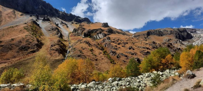 🍂 Золотая осень уже приходит на Кавказ Горы постепенно меняют зелёные краски на золотые,… — Кавказ Актив