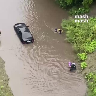 Обстановка после ливня и грозы в Екатеринбурге — мамы вынуждены тащить коляски на себе и передвигаться с младенцами вплавь. В городе потоп — из-за стихии падают деревья, с домов срывает кровлю, улицы уходят под воду, на дорогах пробки. Задержаны 9 рейсов в