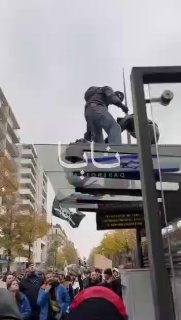 דגלי אמריקה וישראל מתחת לרגליהם של מפגינים צרפתים החדשות שלנו.הוא