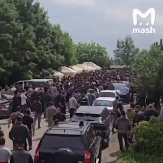 Больше 20 тысяч человек объединились на поиски школьника в Ингушетии — 8-летний Хизир Дербичев прыгнул в воду, чтобы спасти своего друга, и был унесён течением реки Сунжа. По нашей информации, сейчас профильные службы и добровольцы уже четвёртый день иссле