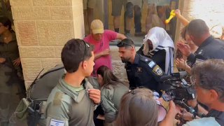 עימותים מחוץ לבית קפה בירושלים הפתוח בשבת: נשמעו קריאות "שבעאס" ו"תתגייסו"