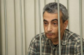 Льва Шлосберга приговорили к 11 годам и месяцу колонии по делу о фейках и повторной дискредитации армии Напомним, что первое обвинение связано с репостом обложки британской газеты Daily Mirror в Telegram-канале, сделанном в феврале 2022 года, а второе — с 