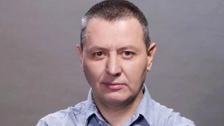 Звезда криминальных драм-детективов "Глухарь" и "Карпов" Владислав Котляровский временно лишился слуха из-за серных пробок.По данным Mash, 55-летний актёр обратился к врачам после того, как заложенность в ушах прогрессировала целую неделю. Вместе с проблем