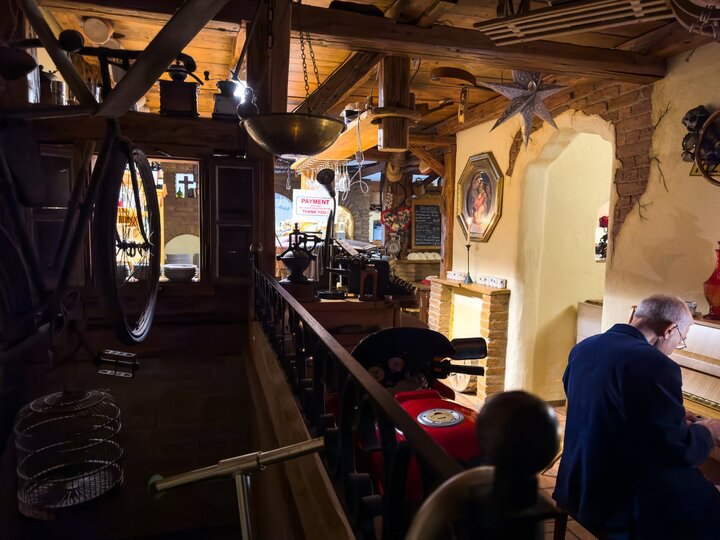 【德國】我在貝希特斯加登（Berchtesgaden）的小酒館，與音樂家Logen一起彈琴。