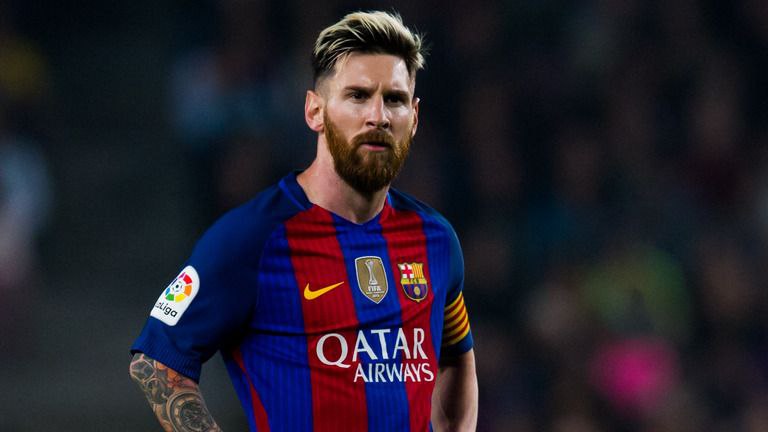 آموزش فوتبال ⚽️: #مهاجم_کنار 🔥مهاجم کنار در فوتبال بازیکنانی هستند که در موقعیتهای کناری زمین، معمولاً نزدیک خطوط دفاعی حریف، قرار میگی