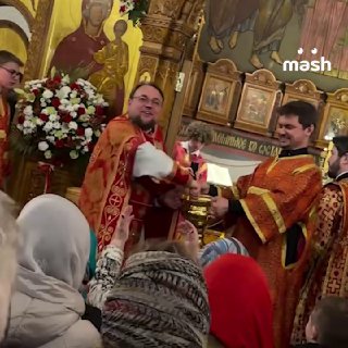 Уже поели куличей на завтрак и побились разноцветными яйцами? Пасху отмечает вся страна — люди идут в храмы и по гостям с угощениями.Показывайте ваши праздничные столы и куличи (особенно если сами пекли!) и рассказывайте о любимых пасхальных традициях в на