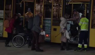 תושבי אולשקי , שבחרו בפינוי לאוקראינה, כבר נמסרו לבלארוס כפי שקבע משרד ההגנה הרוסי, האנשים הועברו במטוס צבא…