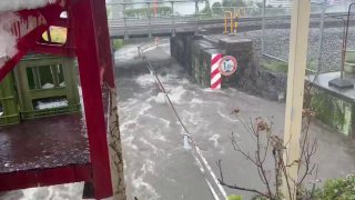 כמעט 13 אלף בני אדם ביפן הומלץ להתפנות עקב איום של שיטפונות ומפולות, כך דיווחה הטלוויזיה הציבורית. וידאו: D…