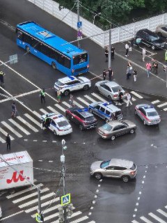 Взрыв в автомобиле произошел в московском районе Коньково, причина пока неизвестна, территория оцеплена, сообщает Msk1.  По данным издания, взрыв произошел в автомобиле, который находился на парковке на улице Введенского.  Сегодня утром автомобиль взорвалс