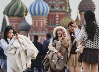 В первом полугодии 2026 года туристический поток в Россию оказался минимальным за пять летВ январе — июне 2026 года иностранцы совершили 2,99 млн туристических поездок в Россию. Это на 19,6% меньше, чем за тот же период прошлого года, пишет «Коммерсант» со