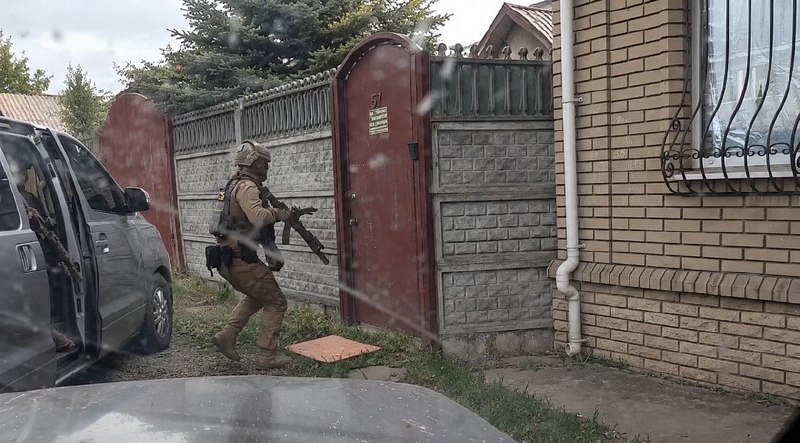 קציני FSB עצרו סטודנט ב-LPR בחשד לבגידה וריגול לפי המחלקה, סטודנט מאחת האוניברסיטאות האזוריות אסף והעביר מי…