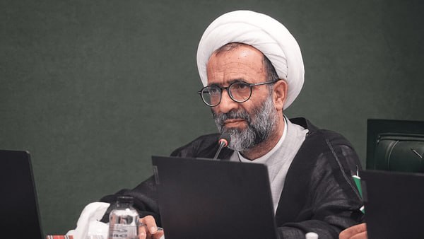 حجت الاسلام دکتر علیرضا سلیمی: سلیمی: مسئولان افتتاحکننده حسابهای ارزی خارج از خزانه متخلفاندعضو هیئت رئیسه مجلس با اشاره به وجود ۱۲۶ حساب ارزی فعال