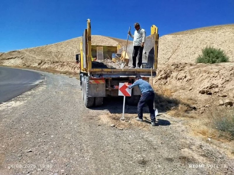 درگزخبر: 🛣️ در راستای ارتقای ایمنی و افزایش دید رانندگان، عملیات خط‌کشی محور دهشت–حصار به طول ۸ کیلومتر، نصب تابلوهای جهت‌نما در 