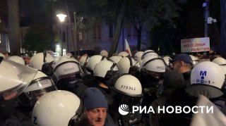 הקהל מנסה להסתער על בניין בית המשפט החוקתי של פולין, כך מדווח כתב RIA נובוסטי.