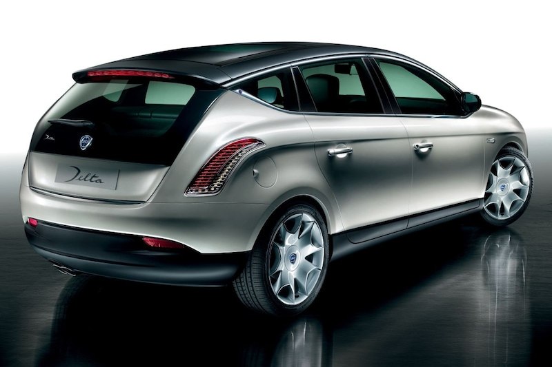 🚗✨ Проблемы итальянского наследия: новая Lancia Delta в поисках местаВчерашнее