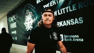 Умер вокалист американской рок-группы 3 Doors Down Брэд Арнольд, сообщается в соцсетях музыканта. Ему было 47 лет.В мае 2025 года Арнольд рассказал, что у него диагностировали рак почки четвертой стадии. Музыкант скончался во сне у себя дома в окружении се