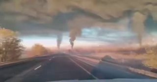 בית הזיקוק של רוסיה לנובוקויבישבסק בסמארה בוער כבד הבוקר לאחר תקיפה של כטב"מ אוקראיני בן לילה, עם עמודי עשן…