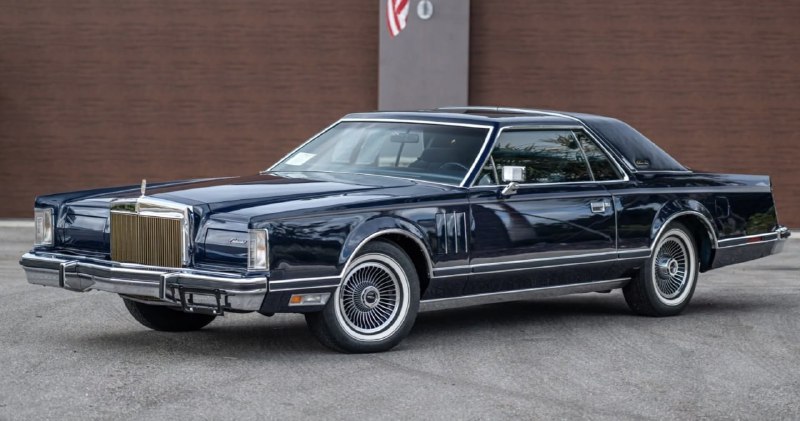 В США выставили на аукцион «капсулу времени» Lincoln Continental Mark V