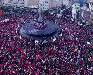 🎦 תמונות אוויריות של נוכחותם של אנשים אבלים על מר ההרוג בכיכר המהפכה של סלאמי, טהראן