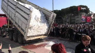 Власти турецкого города Герменджик подарили школьникам три грузовика со снегом в честь начала каникул, сообщает турецкий телеканал OdaTV. В последний раз снег в этом городе выпадал около 14 лет назад.Привезенный снег сгрузили на оборудованные площадки в тр