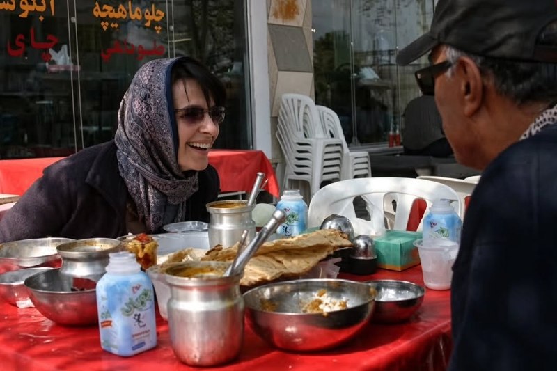 مدارا: آبگوشت خوردن ژولیت بینوش بازیگر سرشناس فرانسوی به همراه عباس کیارستمی در تهران؛ فروردین ۱۳۸۵🔹عکس از رضا معطریان@modara_i
