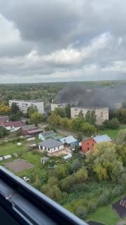Жители Павловского посада в Подмосковье сообщают об атаке беспилотников. Один из дронов, судя по всему, взорвался около школы.