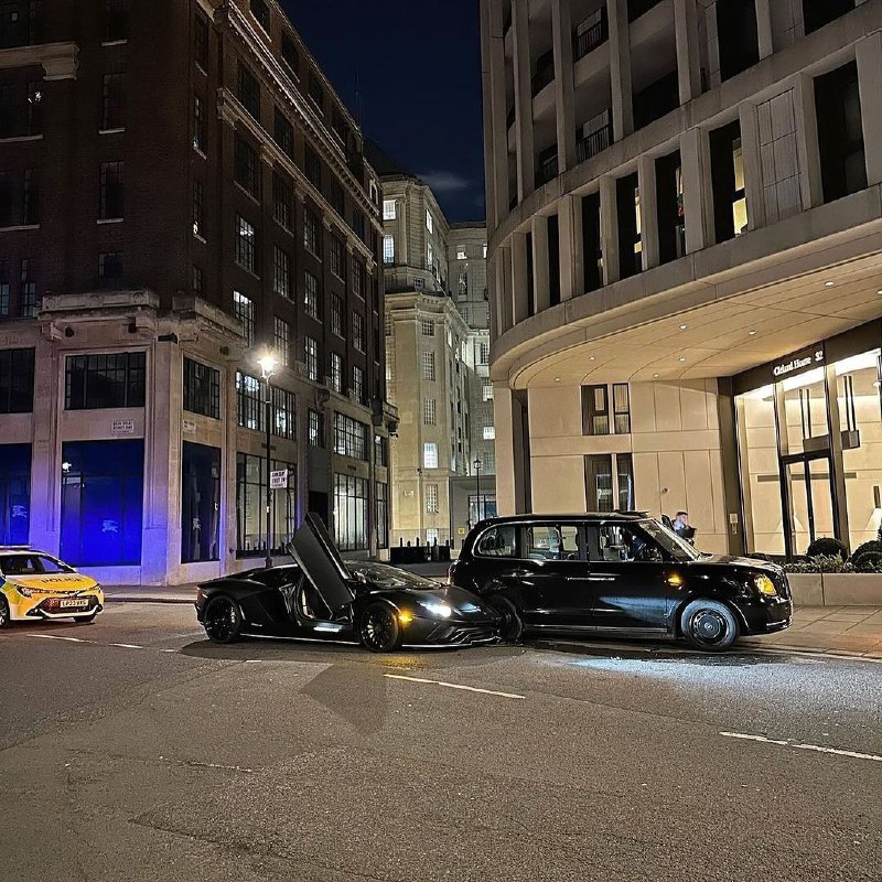 Lamborghini Aventador S повстречался с лондонским кэбом 7