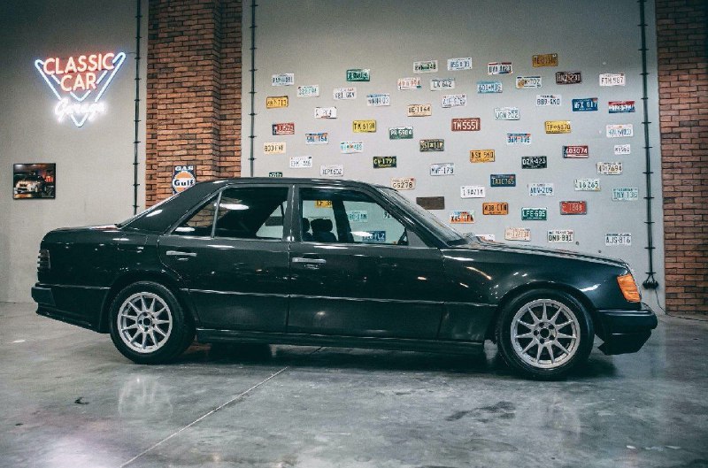 С конвейера этот автомобиль вышел как обычный семейный седан -Mercedes-Benz 300E. 2