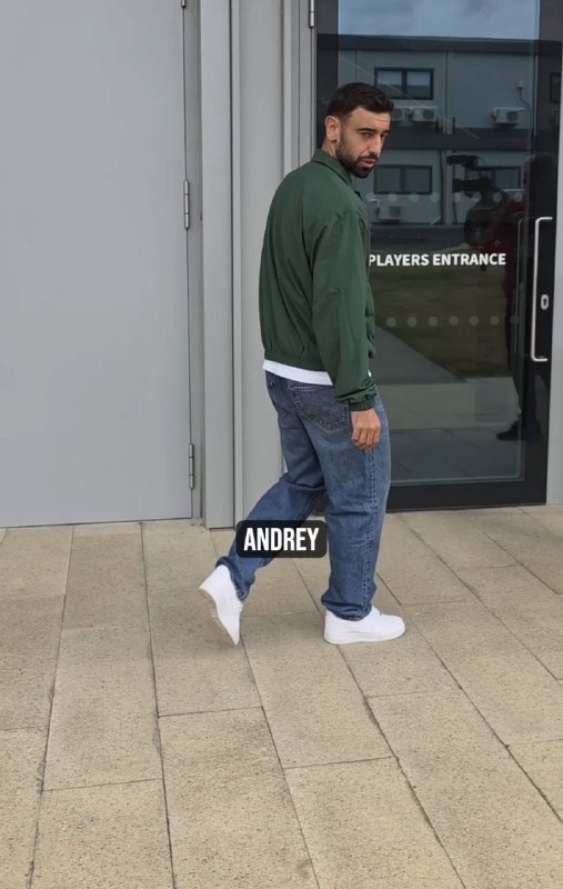 منچستریونایتد | Manchester United: 📸 از یه سری از بازیکنا پرسیدن که طرفدارا این فصل باید حواسشون به کدوم همتیمیشون باشه. 👀● برونو فرناندز: آندری سانتوس●
