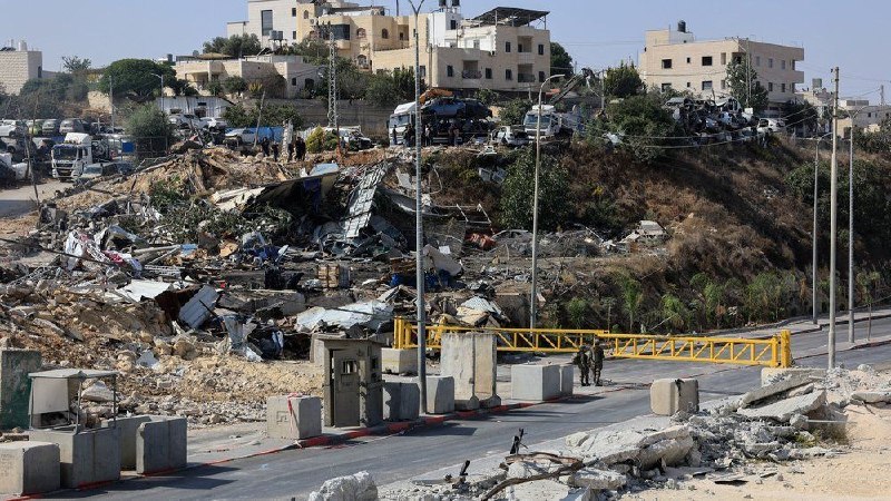המצור הישראלי על חברון עוקר קרוב ל-5,000 פלסטינים על רקע הסגר ברחבי הגדה המערבית כוחות ישראל הישראלי הטילו…