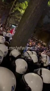 צילומים מציגים שוטרים סביב בית הדין החוקתי בפולין.