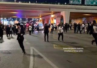 עימותים בין המשטרה הישראלית לחרדים בבני ברק בעקבות מעצרו של מתחמק משירות צבאי ביו.קישור/alghadeertv