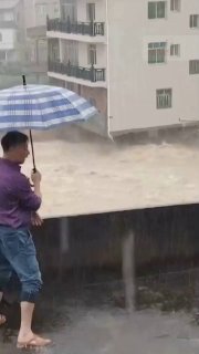 מספר בני אדם נעדרים לאחר שיותר מ-100 בתים קרסו כאשר סוללה פרצה בעקבות גשמים עזים שהביא סופת הטייפון סאדל בפ…