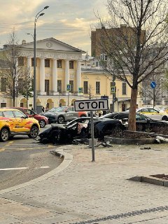 В Москве в результате наезда мотоцикла погибла блогерша Ксения Добромилова, сообщает Msk1. Она попала под колеса, когда снимала мотоциклиста на дороге.  Добромиловой было 34 года. Она известна по роли в клипе рэперов HammAli &amp; Navai на песню «Девочка-в