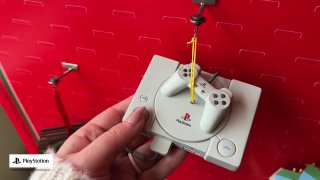 Первая PlayStation на ёлкуHallmark выпустила ёлочную игрушку в виде оригинальной PlayStation. Несмотря на миниатюрные размеры, аксессуар получился детализированным, но главное — игрушка воспроизводит тот самый звук включения.Цена — 29 долларов (~2250 рубле