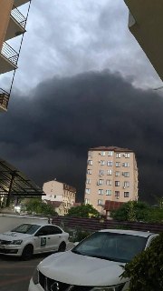 В Сочи загорелась нефтебаза при отражении атаки беспилотников, сообщает оперштаб:«В Сочи и ФТ „Сириус“ отражают массированную атаку БПЛА на гражданскую инфраструктуру. Обломки беспилотников находят по разным адресам. По предварительной информации, пострада