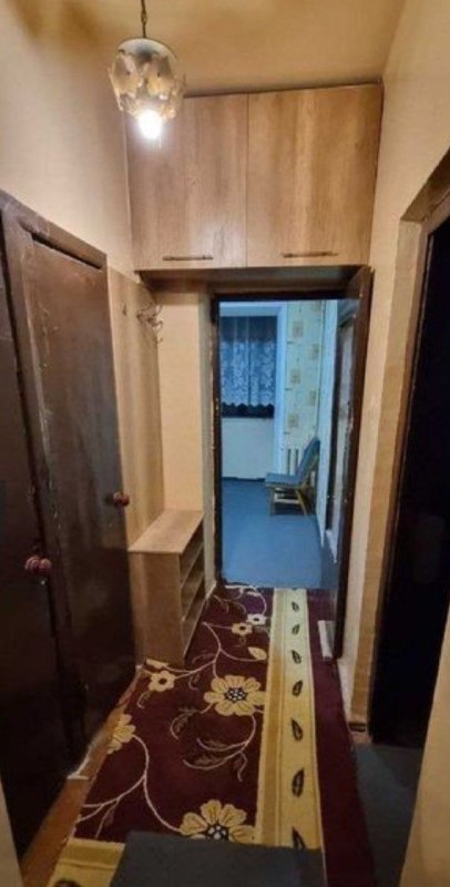 Ijaraga oila uchun uzoq muddatga kvartira beriladi, 2 xonali 3 xona qilingan, remonti o'rtacha, maktab, boxcha, poliklinika yaqin joyda joylashgan. Tv, xolodilnik, kondensioner bor. SERGELI STRAETILNI