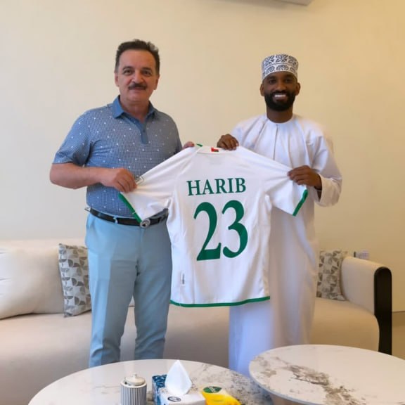 فارس ورزشی: 🔹✔️عمان میزبان تراکتور در لیگ نخبگان آسیا شد @Sportfars📲 حارب السعدی، کاپیتان تیم ملی عمان در دیدار با زنوزی مطلق، مالک 