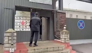 Андрея Ермака выпустили из СИЗО — за него внесли залог 154 миллиона гривен, это на 14 лямов больше, чем запрашивалось.Бывший руководитель офиса президента Украины рассказал, что сидел комфортно — организовал себе платную камеру. Спецслужбы задержали экс-чи