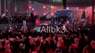 ארונו ללא רבב של סייד חמינאי (ירושלים) עומד להיכנס לאזור שבין שני המסגדים הקדושים, בתוך המוני אבלים.