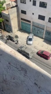 דחוף: כוחות הכיבוש מסתערים על בניין מגדל חיפה ברחוב אל-סיקה, ממערב לשכם.