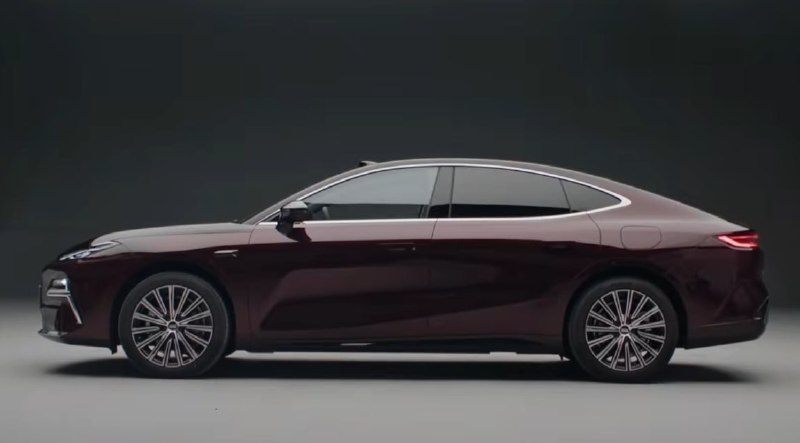 Geely вывела на рынок новый гибридный седан 4