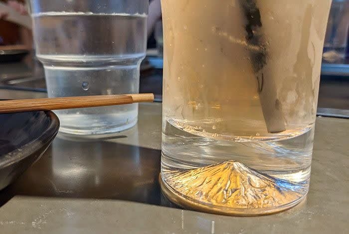 ژاپنی برای همه: طراحی کوه فوجی در لیوان رستوران ژاپنیدر رستورانهای ژاپنی بهعنوان تزئین میز و هنر محلی تصویر سادهای از کوه فوجی را در